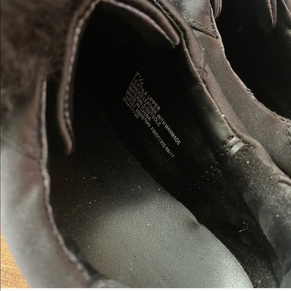 Pom Pom Sneakers, 7.5 medium,EXCELLENT condition - Picture 4 of 5